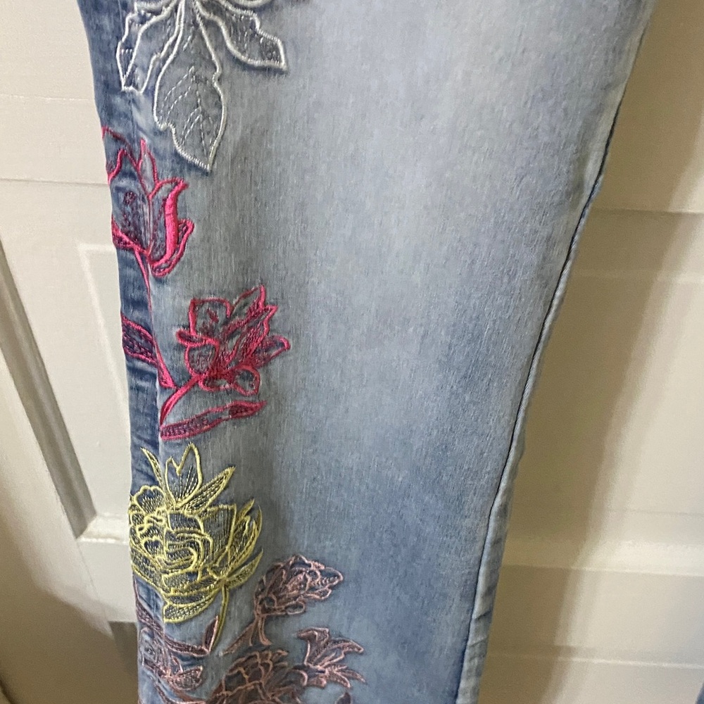 Oli & Hali Embroidered Floral Flare Jeans Size Small - Picture 9 of 13